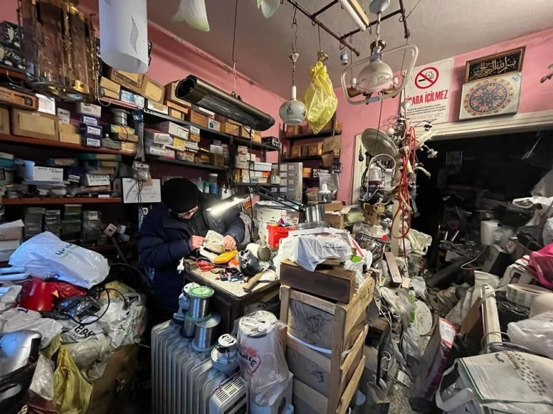 55 yıldır alınmayan eşyaları dükkanında biriktiriyor