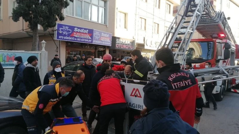 5 katlı binanın çatısından düştü
