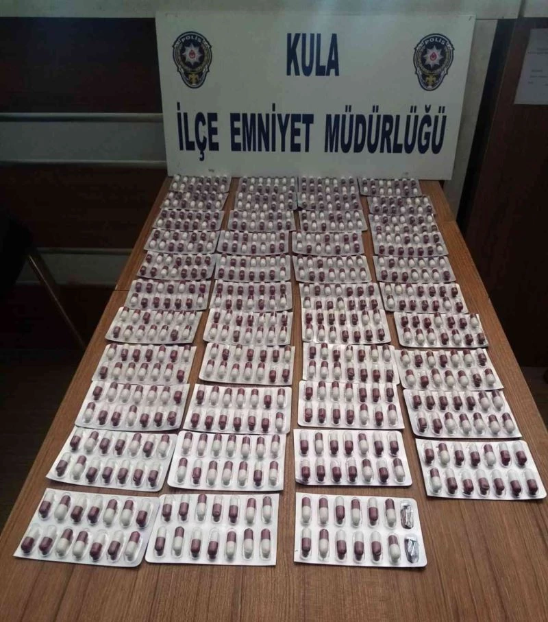 Kula’da durdurulan araçtan 600 adet ’yeşil reçete’ ile satılan hap yakalandı
