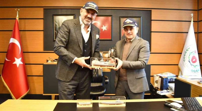 Başkan Oral’a Katar’a inşa edilen savaş gemilerin maketi hediye edildi…
