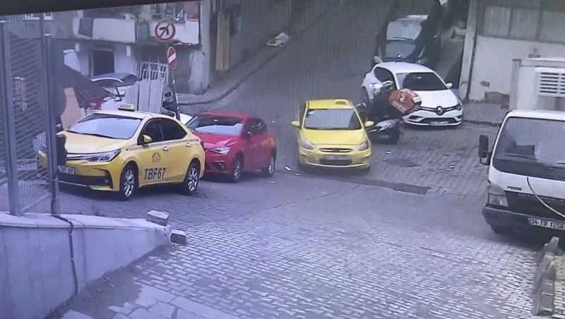 (Özel) Kağıthane’de süratli seyreden motokurye taksinin tamponuna çarparak yere savruldu
