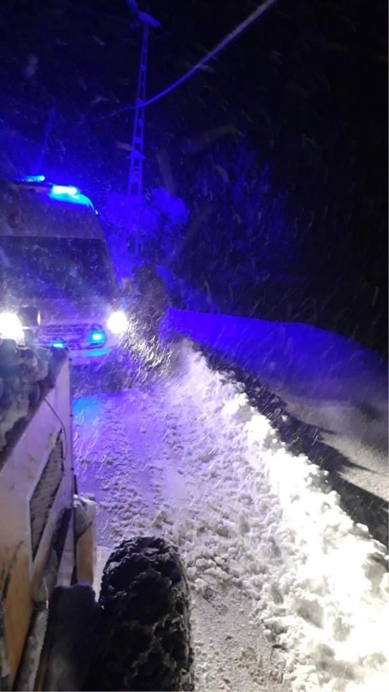 Rize’de karlı yolda kalan ambulansın imdadına Özel İdare ekipleri yetişti
