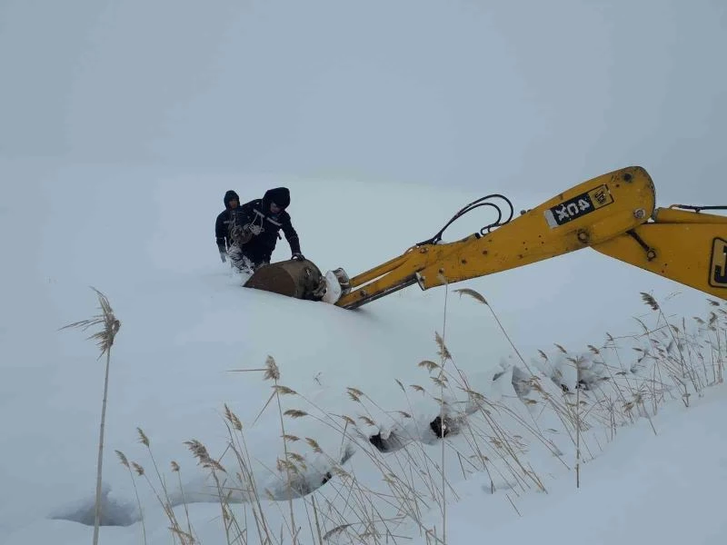 Arızaya giden VEDAŞ ekibi iş makinesi yardımıyla kurtarıldı
