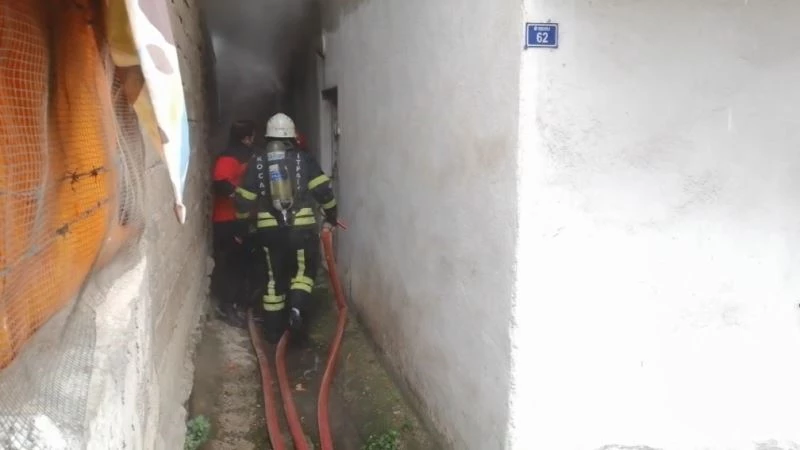 Zemin katta çıkan yangın korkuttu, ekipler evde yaşlı adamı aradı
