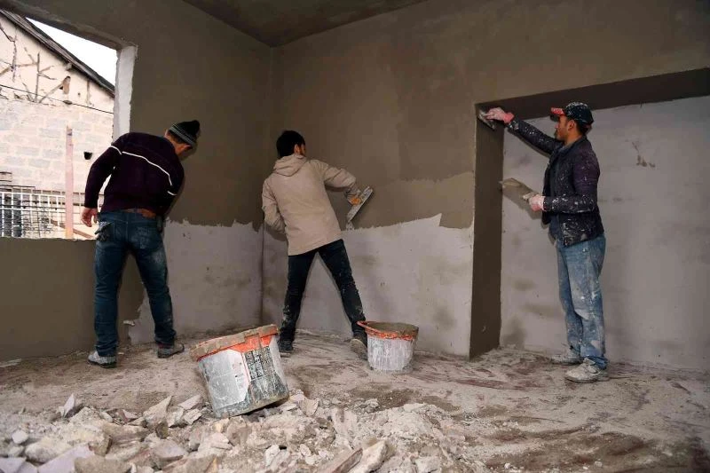 Mersin’de ihtiyaç sahiplerinin evleri tadilattan geçiriliyor
