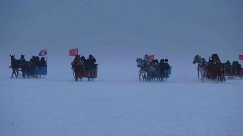 Belediye başkanları Çıldır Gölü’nde tipiye yakalandı
