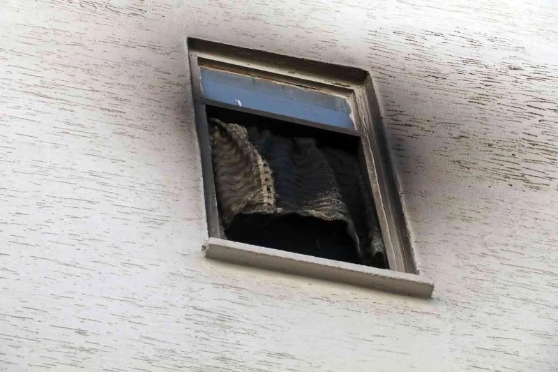 Alevlerin yükseldiği apartmanda korkulu anlar
