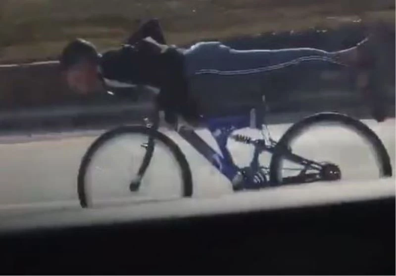 Bisikletli gençlerin otoyoldaki tehlikeli yolculuğu pes dedirtti
