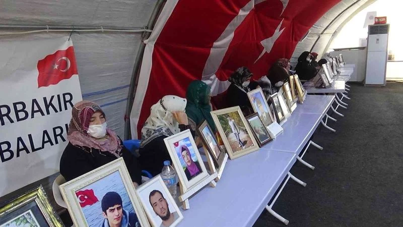 Evlat nöbetindeki anneden oğluna çağrı: “Oğlum gel, adın gibi zafer yaşat bize ne olursun”
