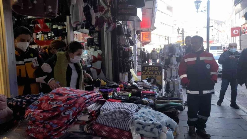 Otomobil yayanın ayağını ezdi
