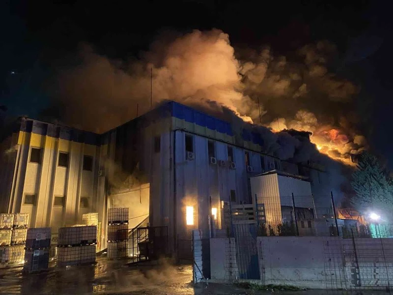 Bursa’da kimya fabrikasında yangın çıktı, patlamalar yaşanıyor
