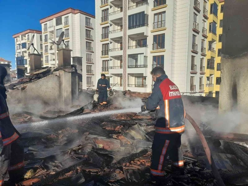 Elazığ’da korkutan yangın: Alevler geceyi gündüze çevirdi
