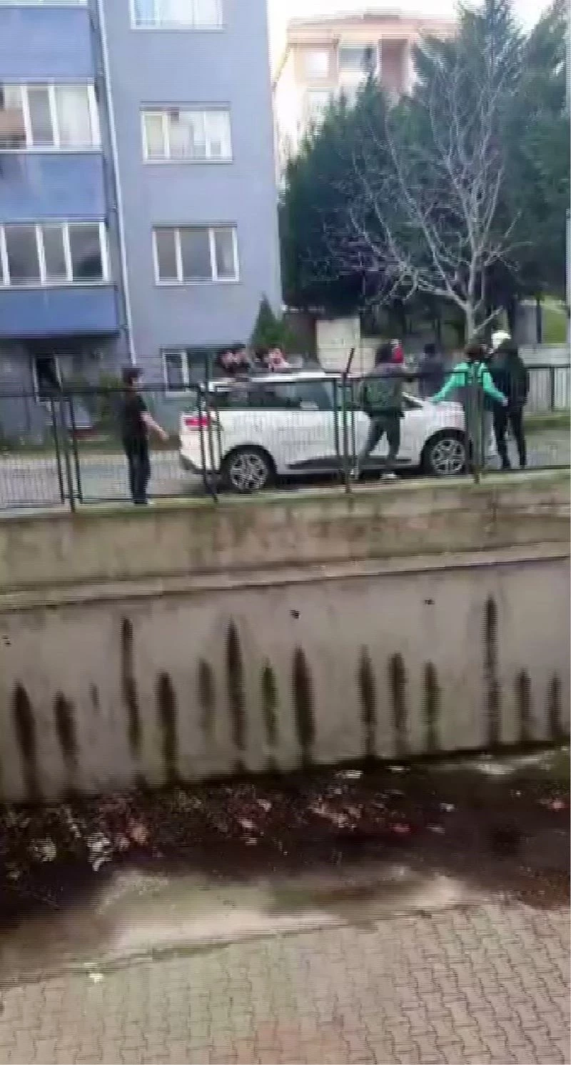 Gençlerin kavgası kanlı bitti. yaralı gençten annesine 