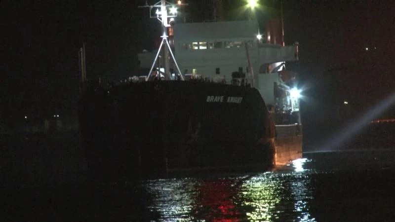 İstanbul Boğazı’nda arıza yapan kuru yük gemisi Büyükdere açıklarına çekildi
