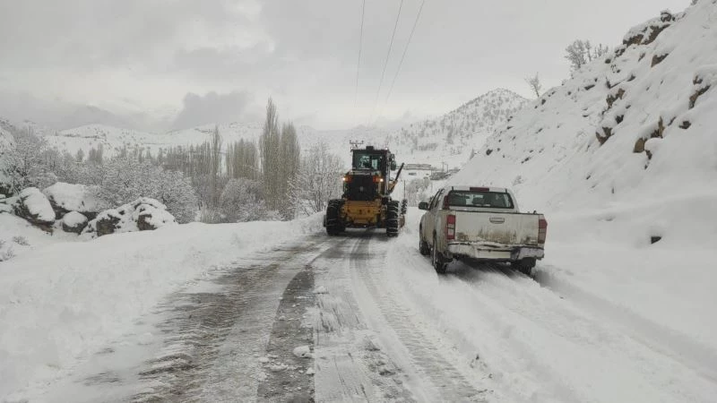Güneydoğu’da kar esareti sürüyor, kar kalınlığı yer yer 2 metreyi buldu
