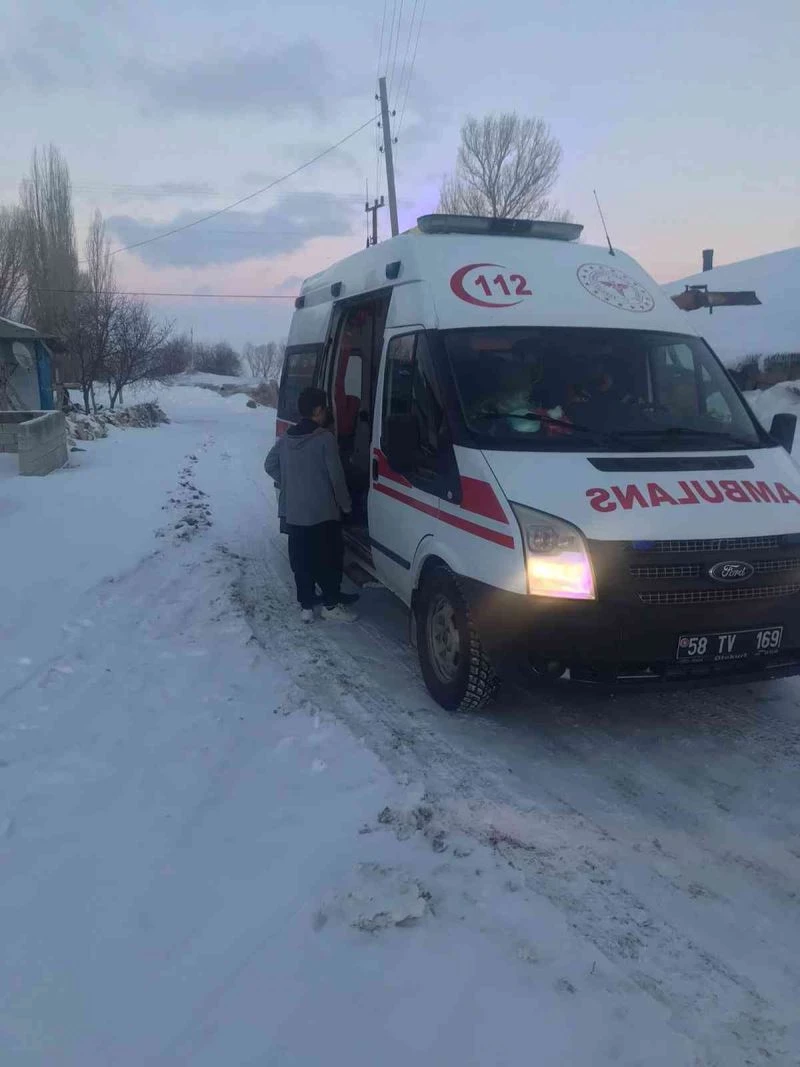 104 köy yolunda ulaşım sağlanamıyor, vakaya giden ambulans da yolda kaldı
