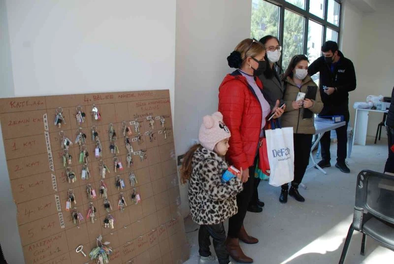 Deprem konutları teslim edilmeye başlandı
