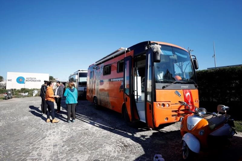 Nişanlıyken satın alıp karavana dönüştürdükleri otobüs 
