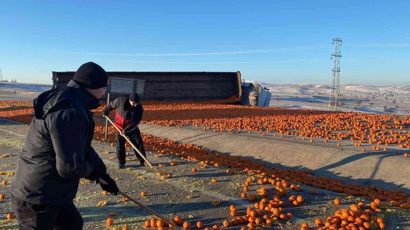 Devrilen tırdaki tonlarca portakal yola saçıldı
