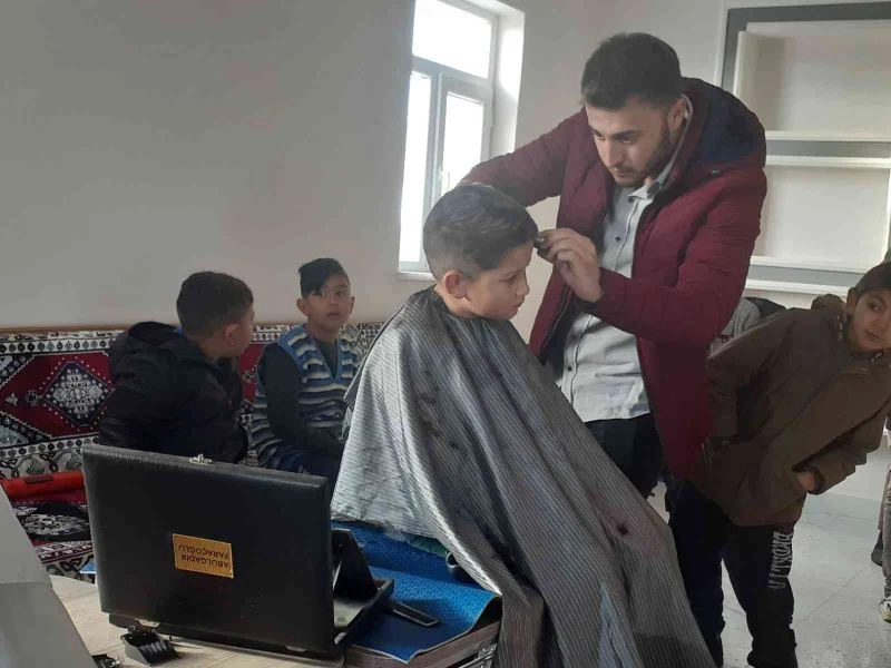Köy köy dolaşıp çocukları ücretsiz tıraş ediyor
