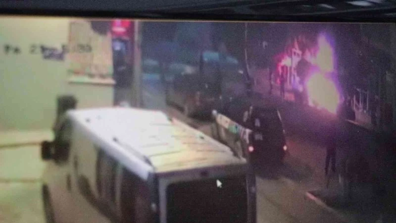 Gençlerin ısınmak için yaktığı ateş parka sıçradı
