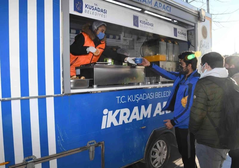 Üniversite öğrencilerinin sabah kahvaltısı Kuşadası Belediyesi’nden
