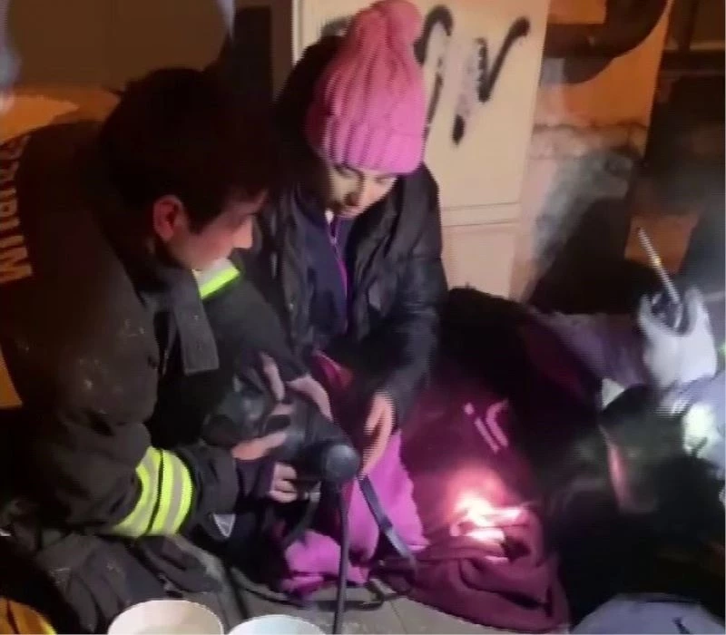 Evlerinde çıkan yangında mahsur kalan Afganlı aileyi itfaiye ekipleri camdan çıkararak kurtardı
