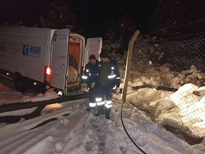 Alanya’nın yüksek kesimlerini kar esir aldı, 11 araç 40 vatandaş mahsur kaldı
