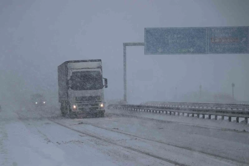 Kemikli rampalarında etkili olan kar, trafiği olumsuz etkiledi
