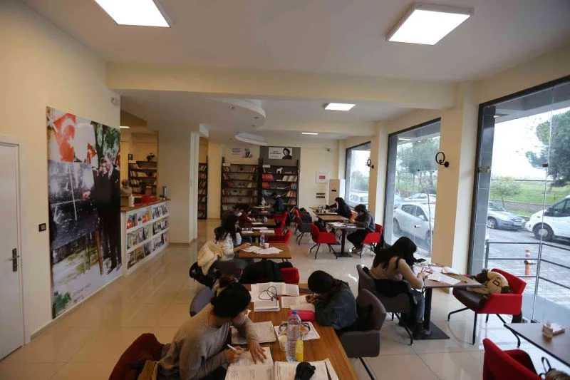 Efeler’in gençleri kitap kafelere akın ediyor
