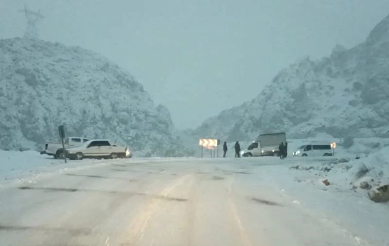 Sincik-Kahta karayolu buz pistine döndü, karayolu ulaşıma kapandı
