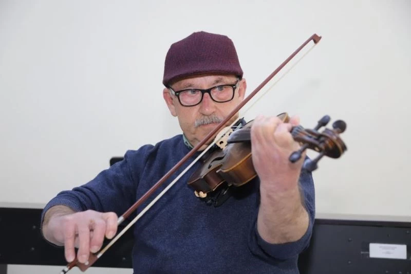 70 yaşında müziğe merak saldı
