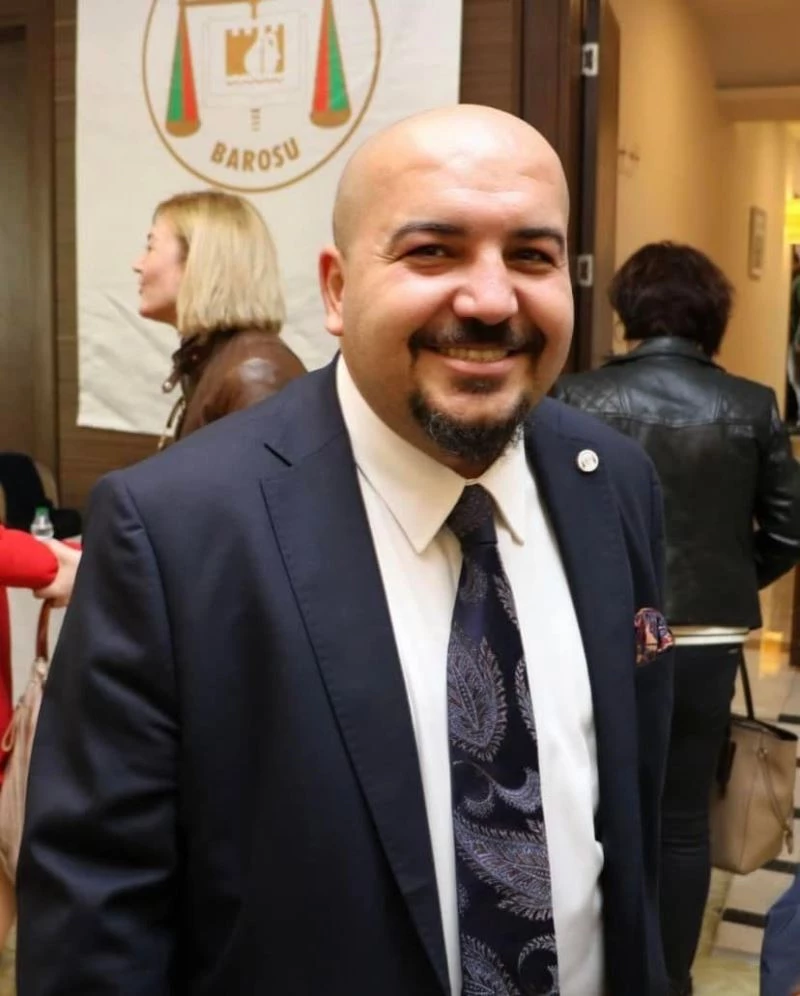 Çanakkale’de 5 katlı evinin balkonundan düşen avukat hayatını kaybetti
