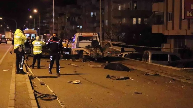 Otomobil park halindeki çekiciye çarptı; 1ölü, 1 yaralı
