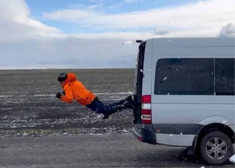 Rus dublör 80 km hızla giden minibüsün içinden mermi gibi geçti
