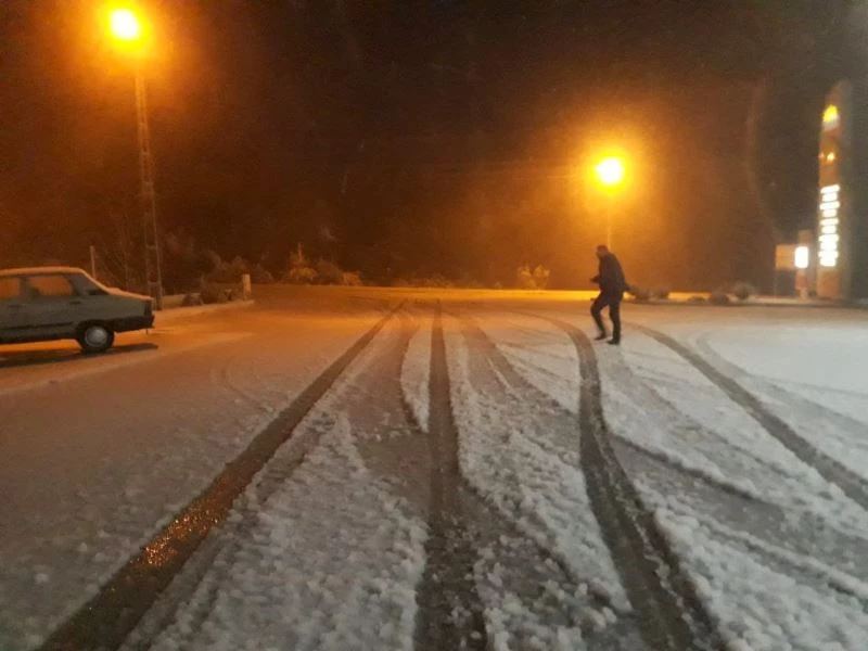 Meteoroloji turuncu kodla uyarmıştı, kar yağışı hayatı felç etti

