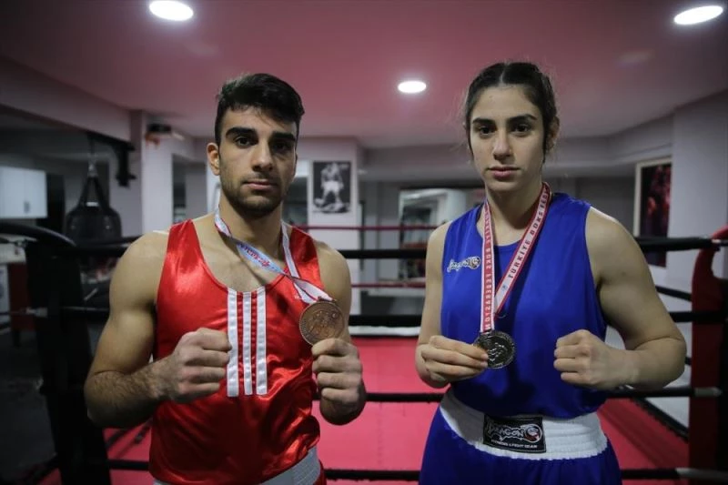 Hataylı boksörlerin madalya sevinci