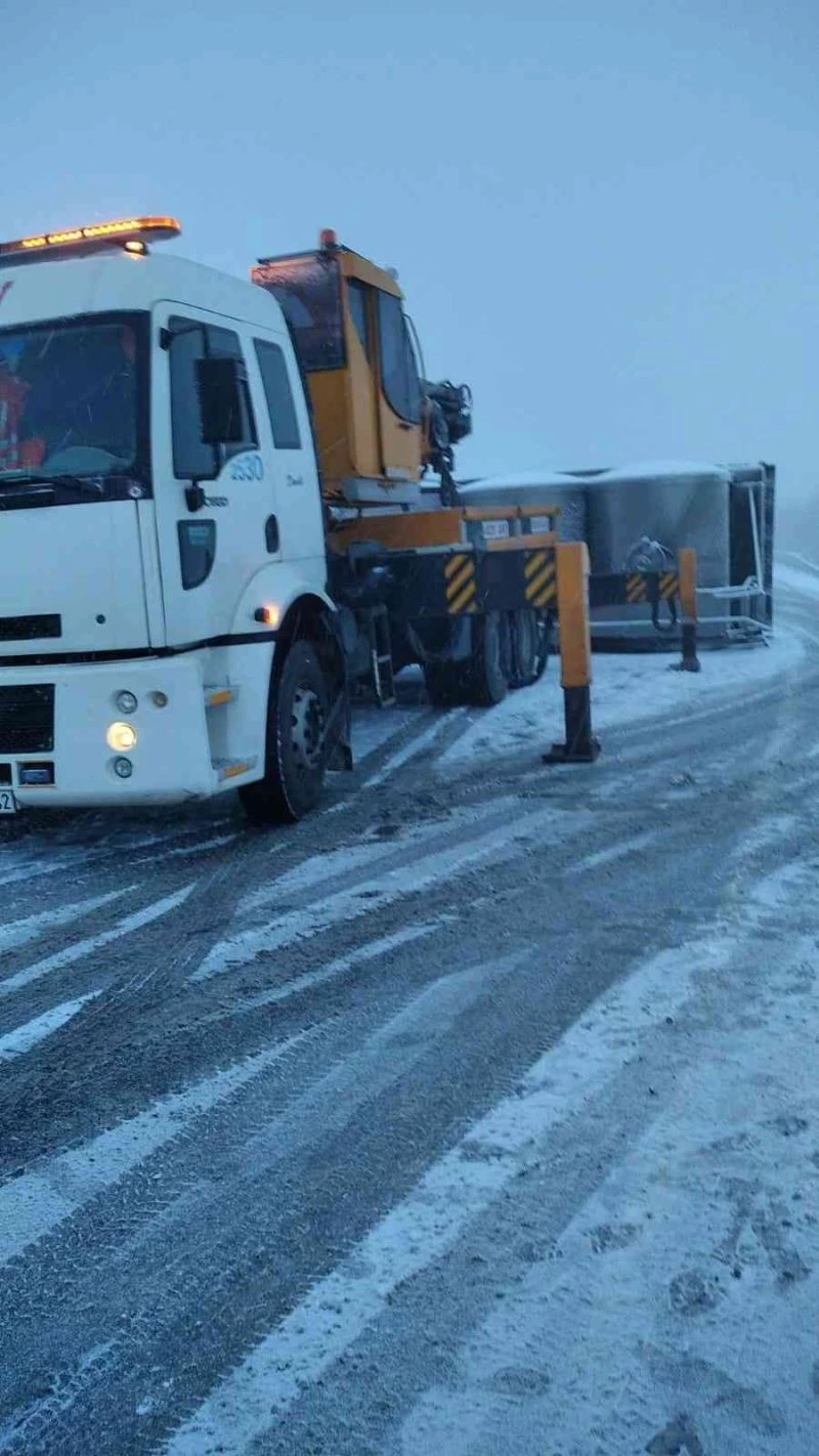 Kaygan yolda süt kamyonu devrildi: 1 yaralı
