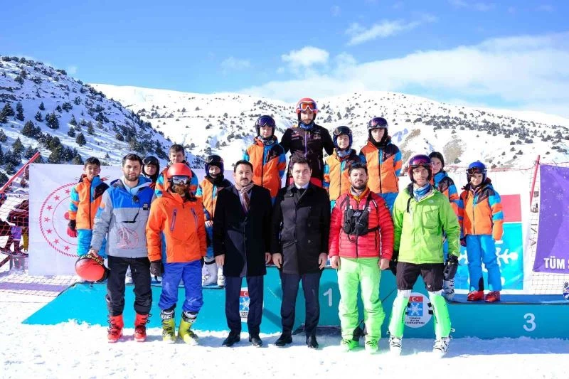 Alp Disiplini U18 Büyükler eleme yarışmalarında dereceye giren sporculara madalyaları verildi
