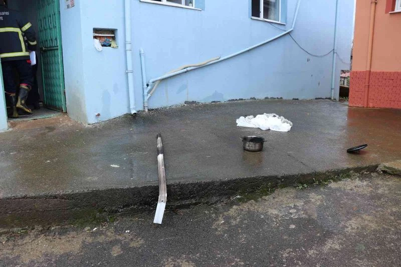 Ocakta unutulan yemek tutuştu, panik yapan komşular ekipleri alarme geçirdi
