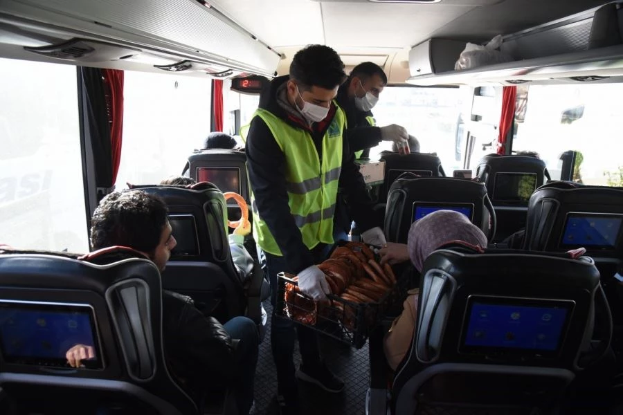 Osmaniye Belediyesi’nden Yolculara Osmaniye Simiti Ve Meyve Suyu İkramı