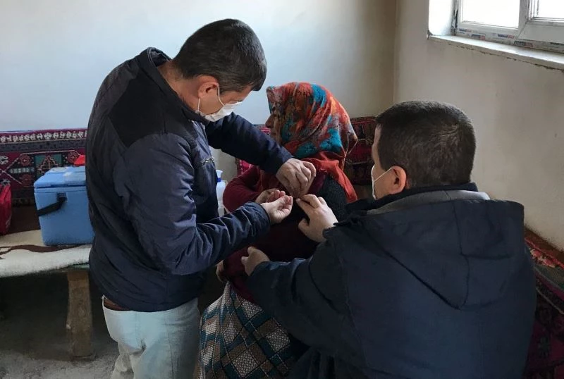 Sağlık çalışanlarının köylerdeki aşı çalışması sürüyor

