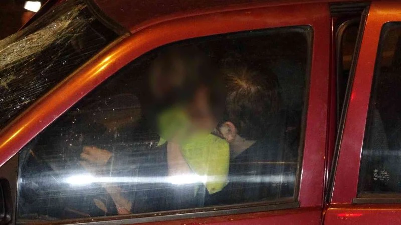 Işıkta bekleyen VIP minibüse otomobil arkadan çarptı: 2 yaralı
