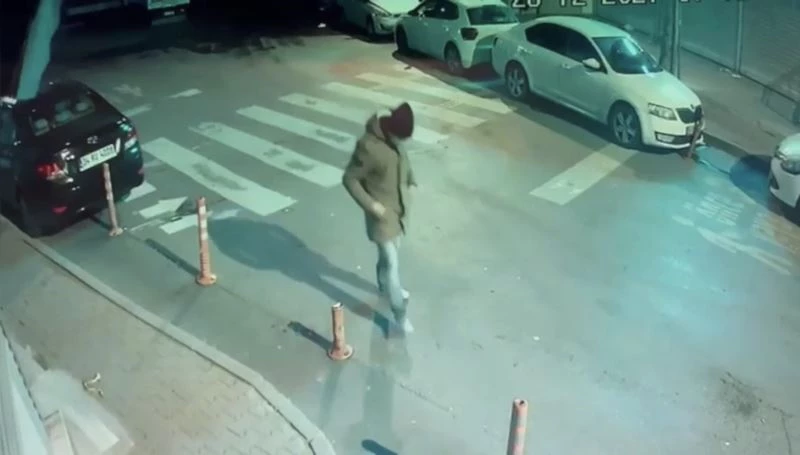 (Özel) İstanbul’da pastaneyi soyan “aksak hırsız” kamerada: Polis yürüyüşünden yakaladı
