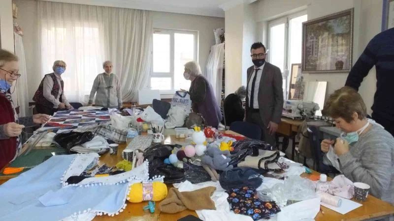 Balıkesir’de eski kıyafetler kadınların elinde kırkyama oldu
