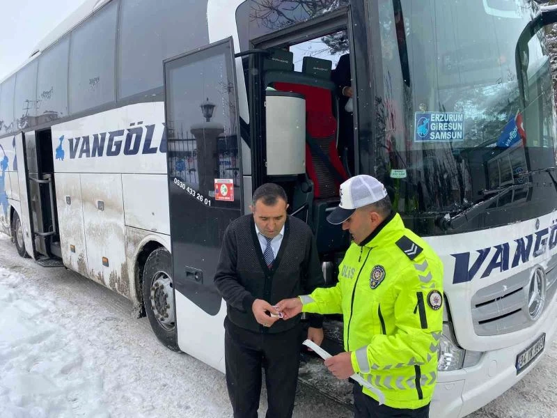 Van polisinden sürücü ve yolculara bilgilendirme
