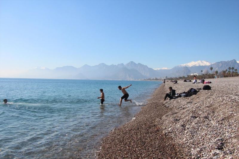 Antalyalılar ocak ayında denizin keyfini çıkardı