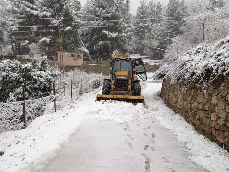Hatay Büyükşehir Belediyesince karla mücadele çalışması yapılıyor