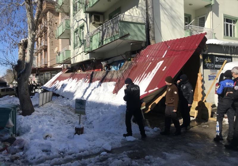 GÜNCELLEME - Kar nedeniyle çöken çatı altında kalan kadın öldü, torunu yaralandı