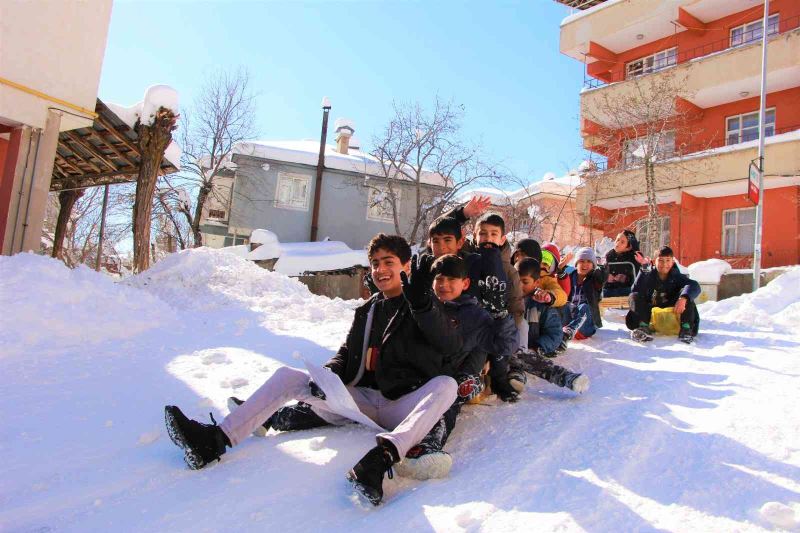 Bingöl’de 1 metreyi bulan kar çocuklara eğlence, vatandaşa çile oldu
